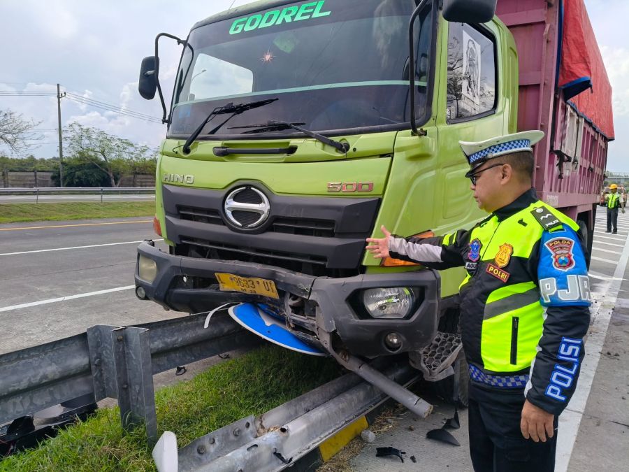 Pengemudi Diduga Mengantuk, Truk Muatan Pasir Tabrak Guardrail di Tol Jombang–Mojokerto