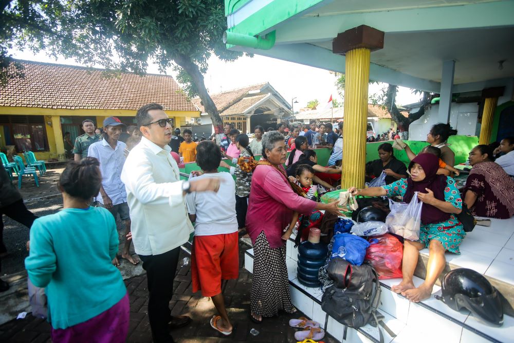 Pj Wali Kota Mojokerto Dengarkan Keluhan dan Beri Bantuan Warga Terdampak Banjir