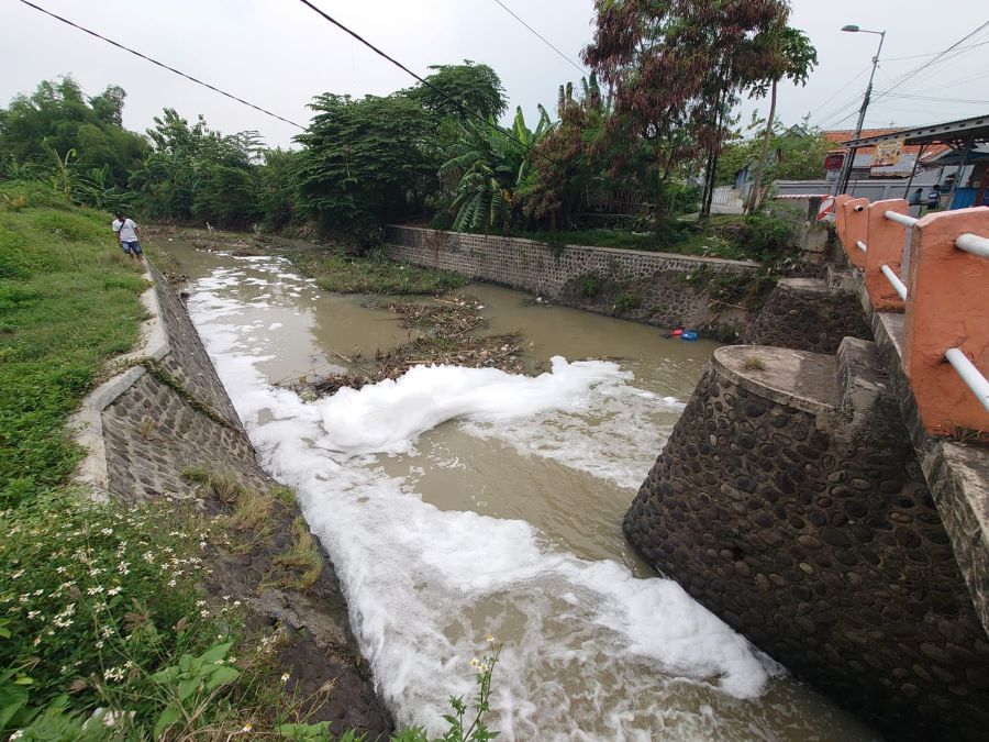 Sungai di Pungging Mojokerto Mendadak Dipenuhi Busa Putih