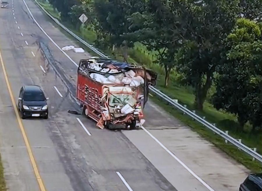 Dua Truk Terlibat Kecelakaan di Tol Jombang - Mojokerto, Dua Orang Tewas