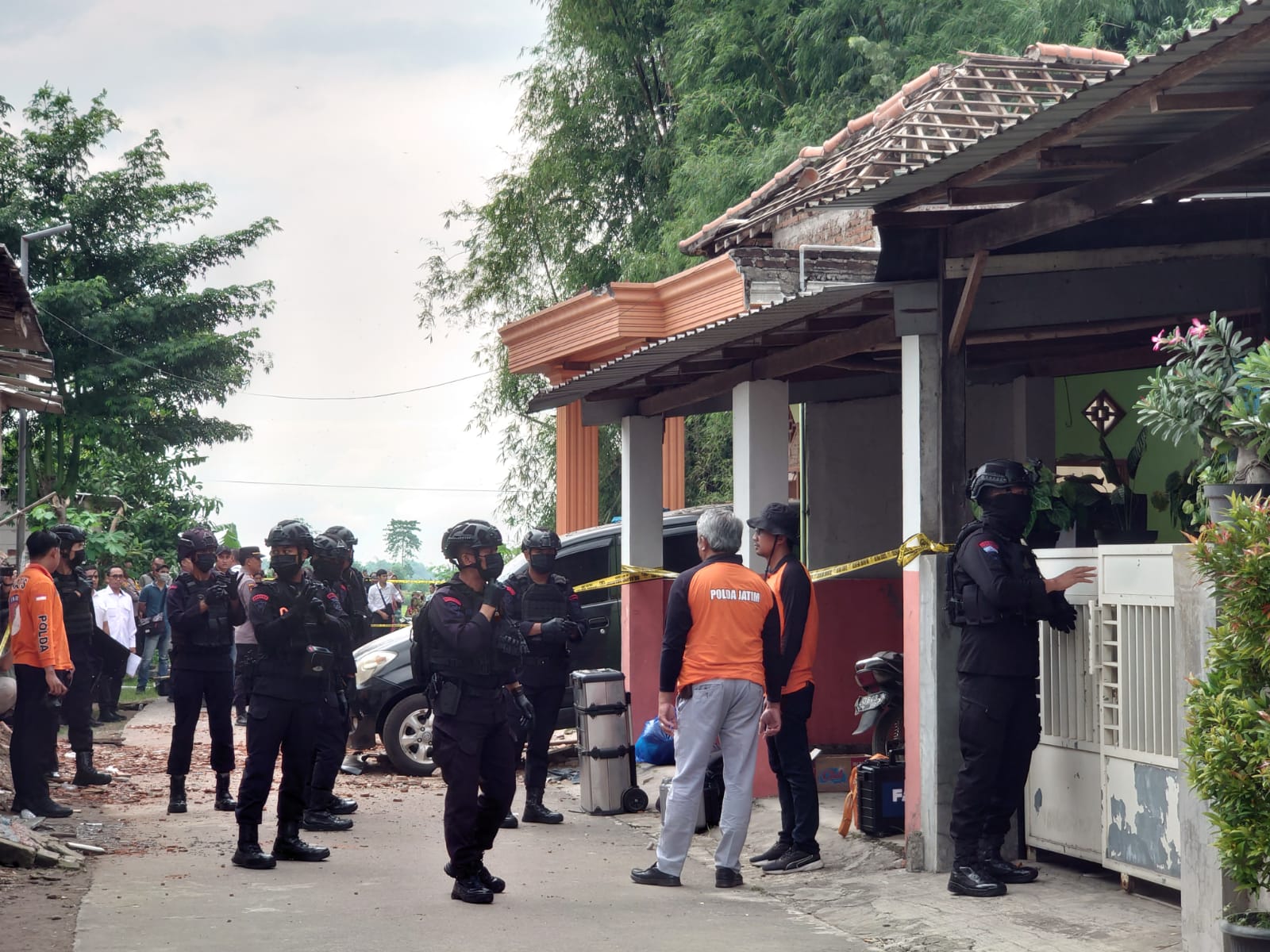 Ledakan Rumah Polisi di Mojokerto Tewaskan Dua Orang, Tim Gegana Brimob dan Labfor Polda Jatim Olah TKP