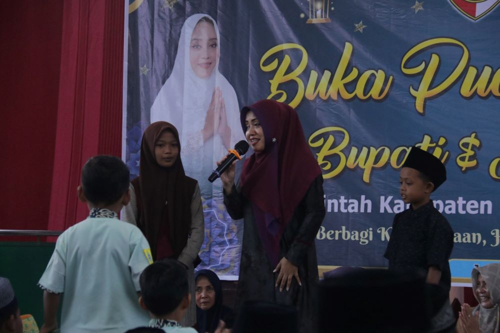 Bupati Ikfina Gelar Buka Bersama dan Beri Santunan Anak Yatim se Kecamatan Jetis