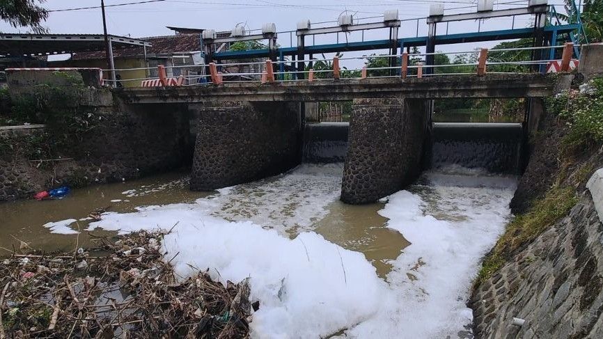 Sungai di Pungging Mojokerto Berbusa Putih, DLH Lakukan Penelusuran