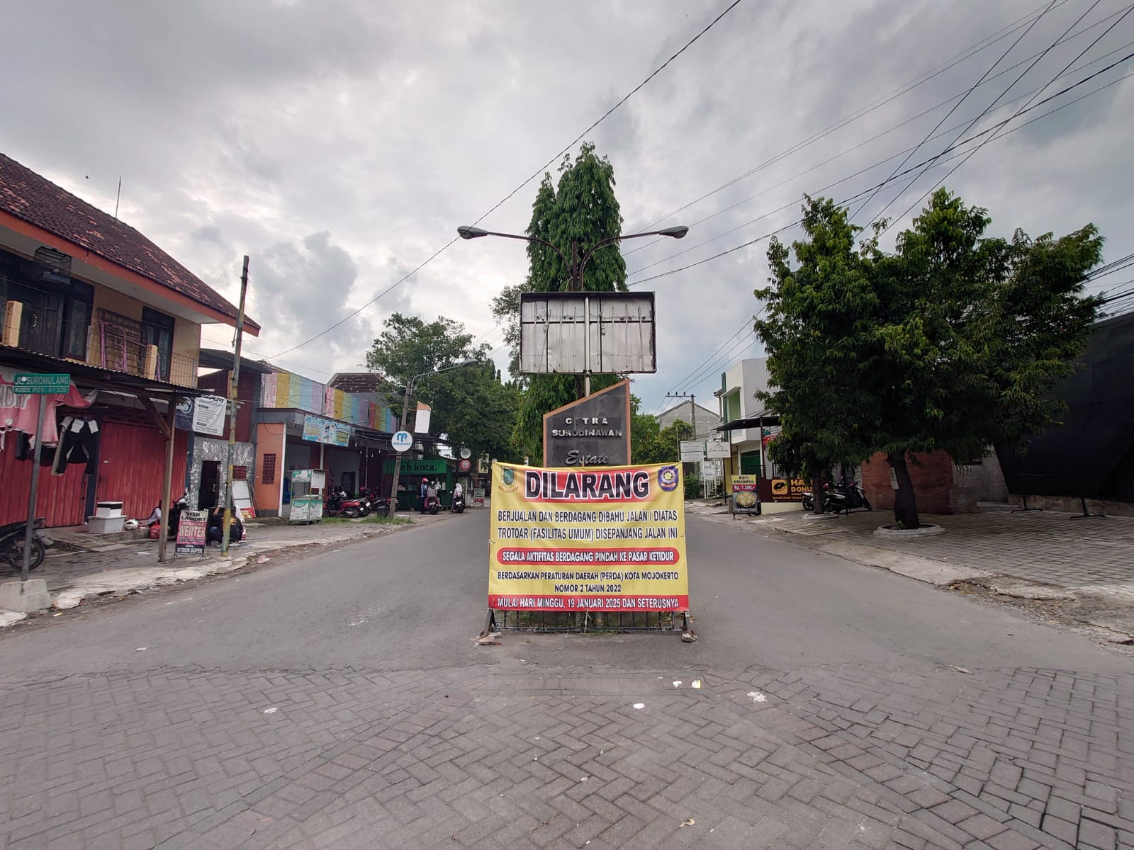 Bahu Jalan Citra Surodinawan Estate  Mojokerto Harus Bersih dari Aktivitas PKL