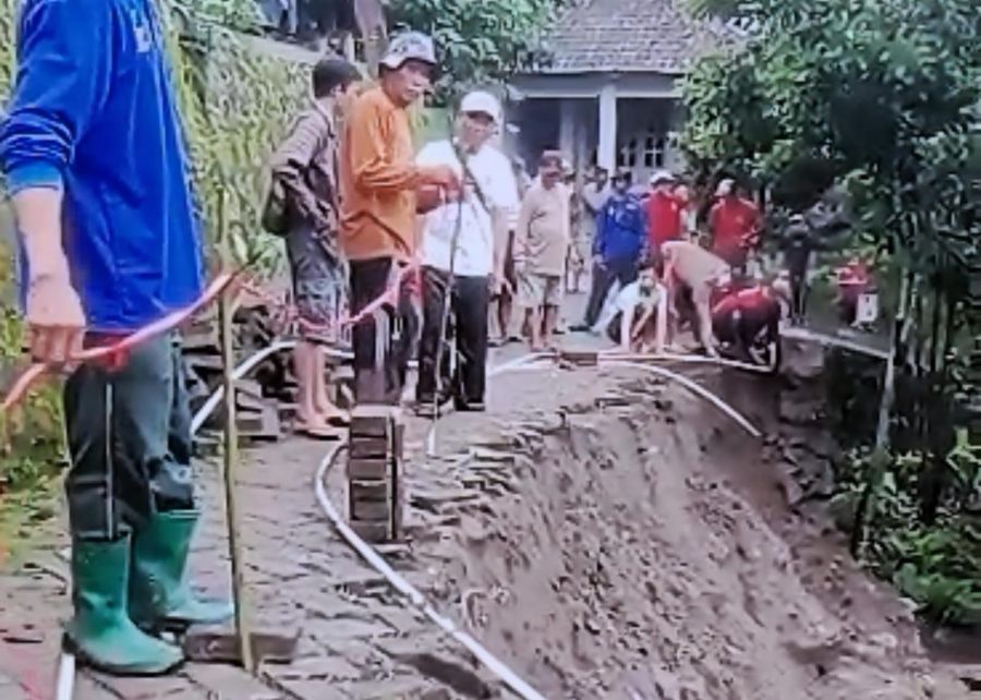 TPT Ambrol Picu Longsor di Trawas Mojokerto, Satu Rumah Rusak Berat