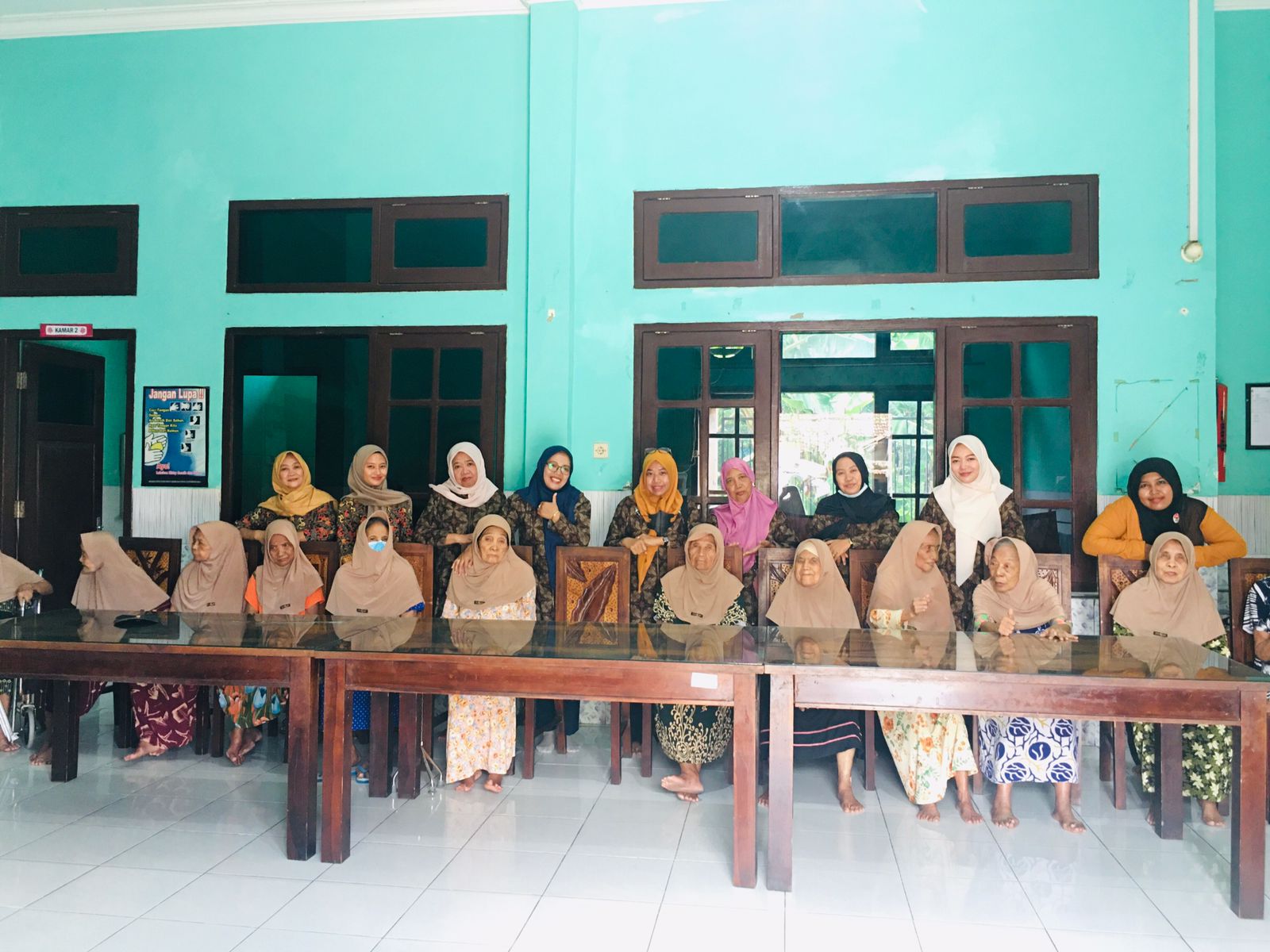 Persatuan Istri Karyawan KAI Berbagi Kasih ke Penghuni Rumah Peduli Lansia Tribuana Tunggadewi Kota Mojokerto