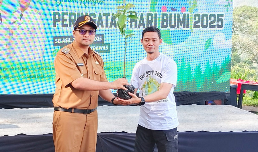 Peringati Hari Bumi, Wakil Bupati Tanam Pohon di Alas Veenuz Trawas