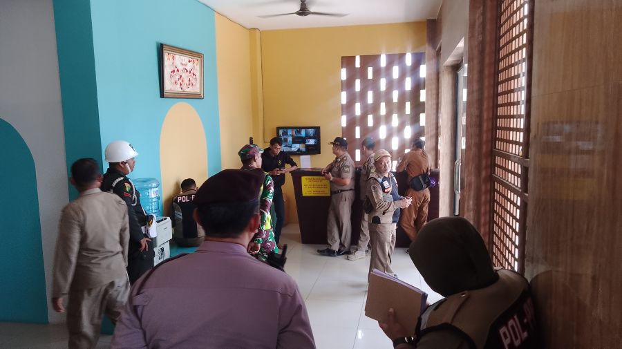 Razia Rumah Kos di Kota Mojokerto, Petugas Amankan Tiga Pasangan Bukan Suami Istri Dalam Kamar
