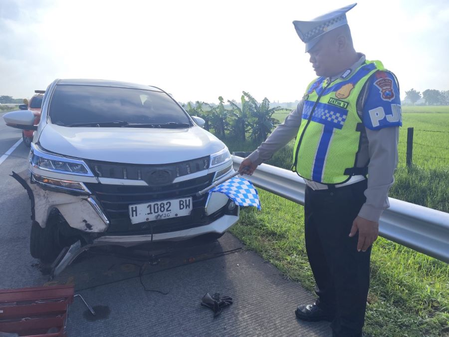 Alami Microsleep, Mobil Tabrak Pembatas di Tol Jombang - Mojokerto