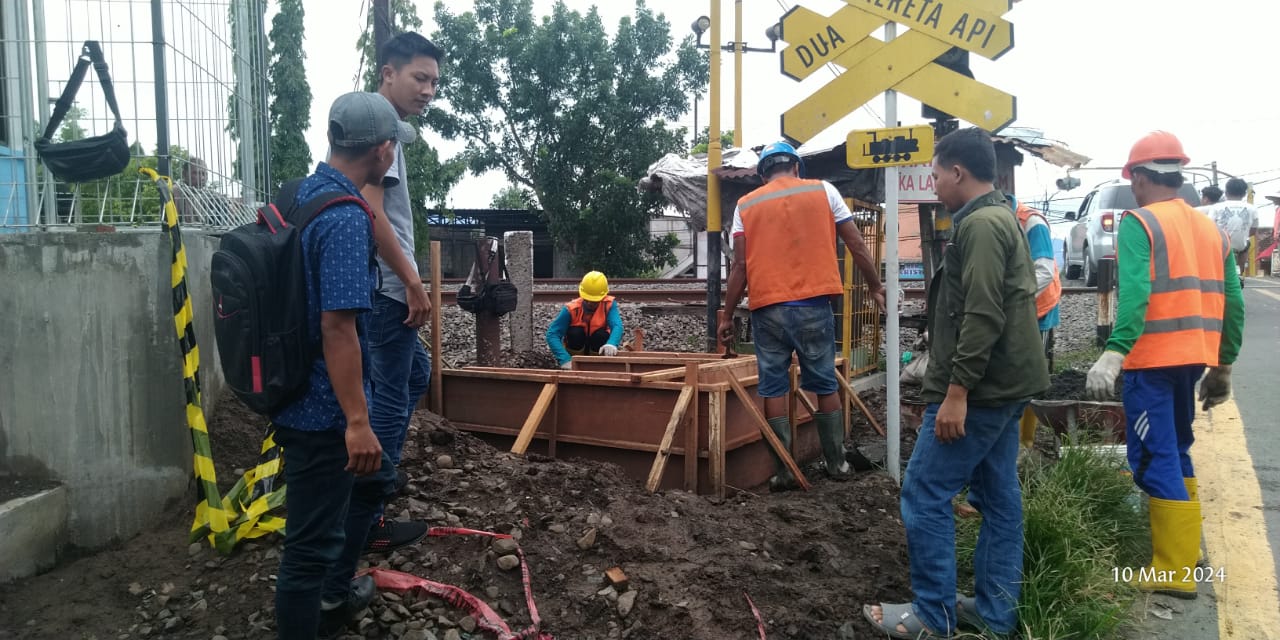 Proyek Pemasangan Palang Pintu di Perlintasan KA Blooto Mojokerto Masuki Tahap Realisasi 