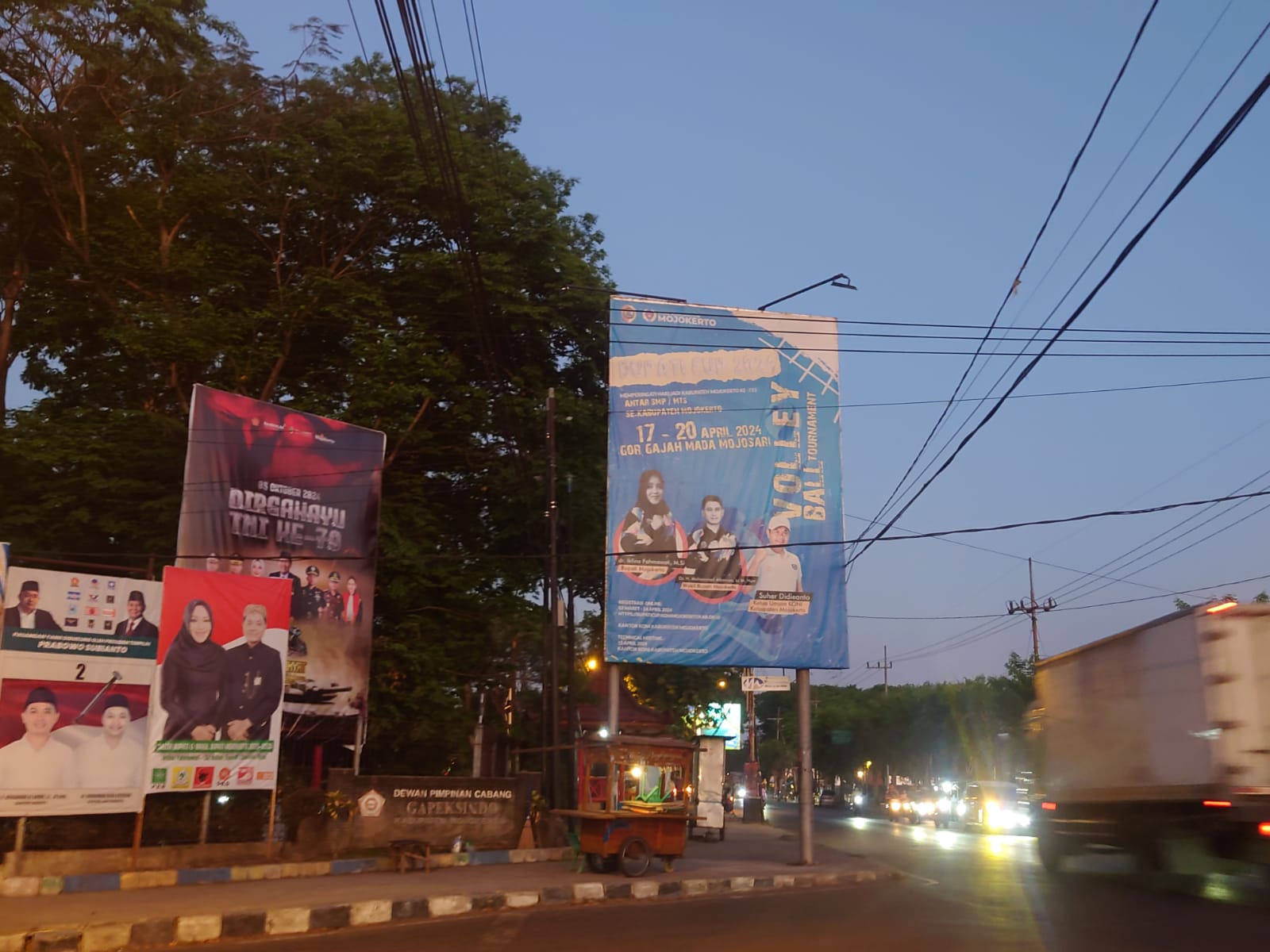 Masa Kampanye, Baliho Petahana Bupati dan Wakil Bupati Mojokerto Masih Terpasang di Mojosari