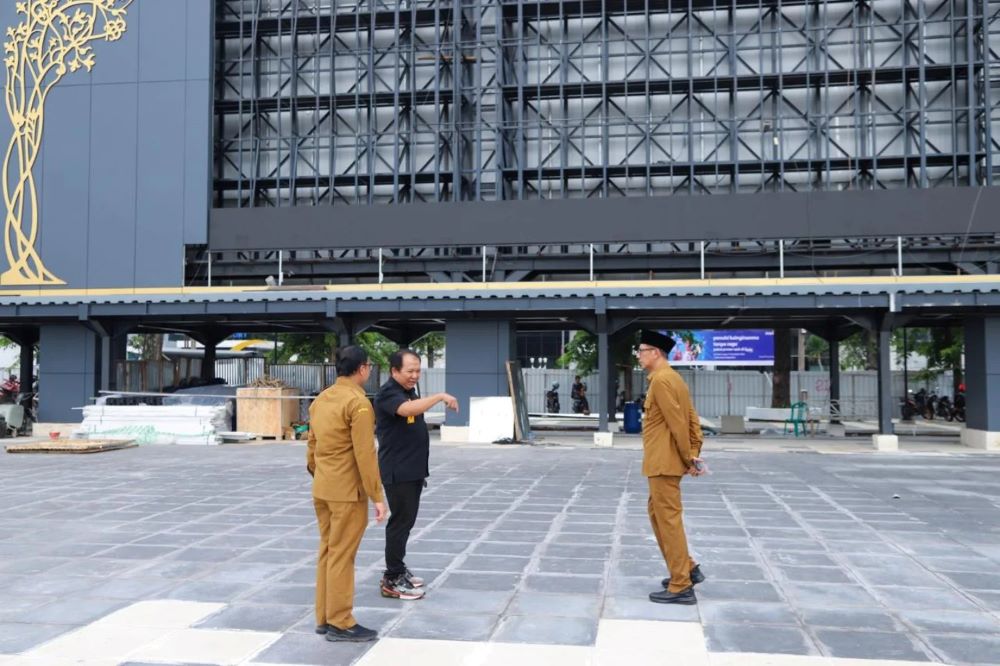 Bupati dan Wabup Jember Tinjau Alun-alun Pasca Direnovasi