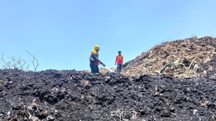 Cegah Kebakaran Susulan, DLH Mojokerto Intensifkan Pembasahan di TPA Belahan Tengah dan Karangdiyeng 