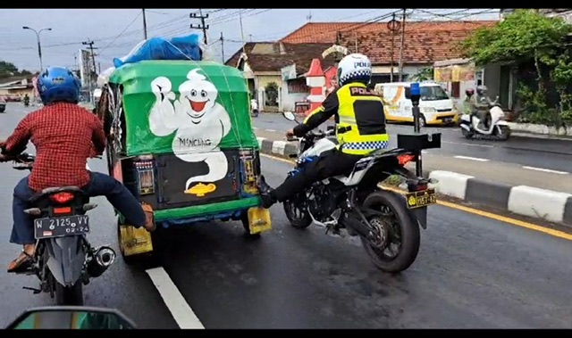 Bajaj Pemudik Asal Jakarta Mogok di Mojokerto, Polisi Bantu Dorong dan Servis Gratis