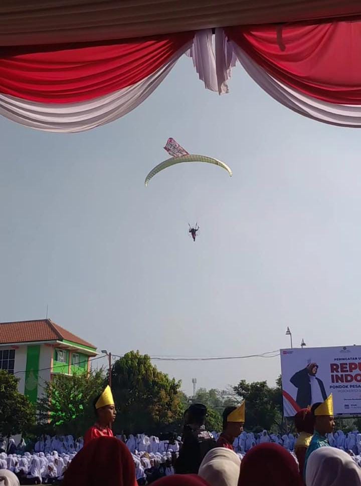 Semarak 17 Agustus, Atraksi Paramotor Warnai Upacara di YPP Nurul Islam Mojokerto