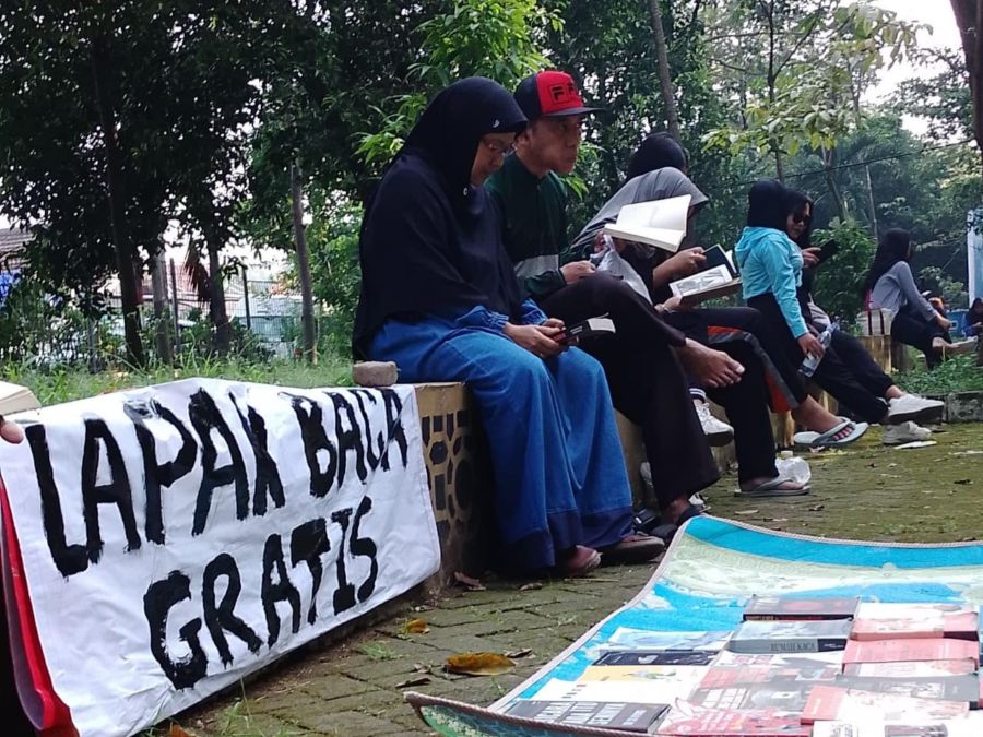 Tumbuhkan Budaya Literasi, Sekelompok Pemuda Mojosari Gelar Perpustakaan Jalanan