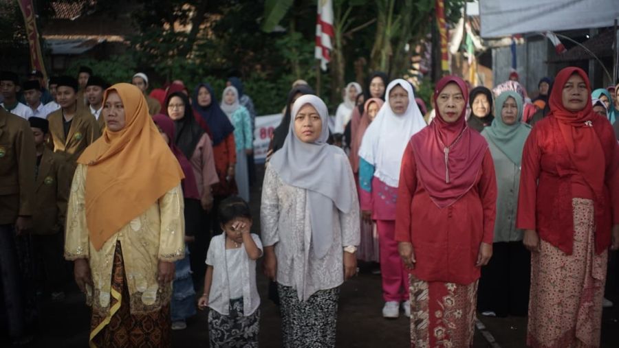 Kreatif! Warga  Jabaran, Pokhecik, Dlanggu, Gelar Upacara Bendera di Lapangan Dusun