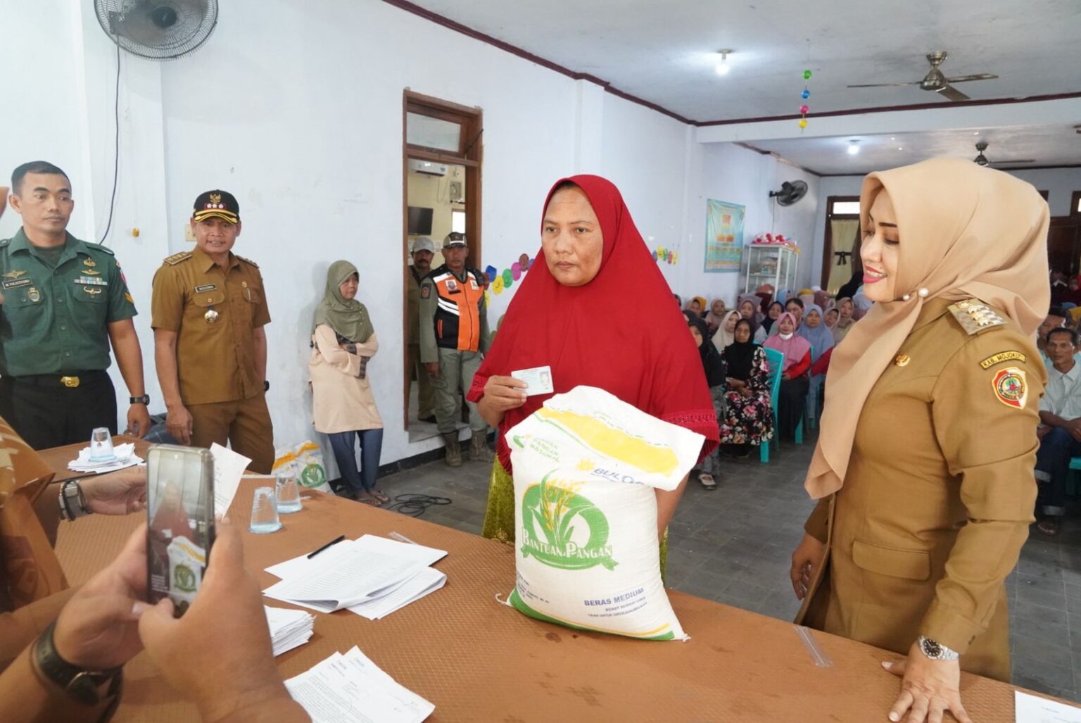 346 KPM Desa Wringinrejo Sooko Dapat Bantuan Cadangan Beras Pamerintah