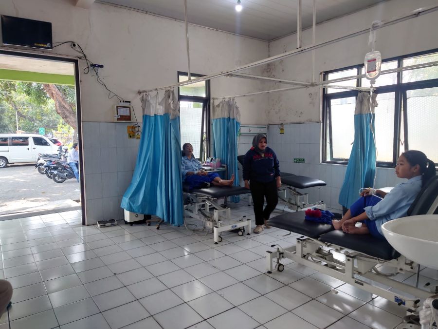 Diduga Usai Santap MBG, Belasan Siswa SMPN 1 Mojoanyar Mojokerto Dilarikan ke Puskesmas