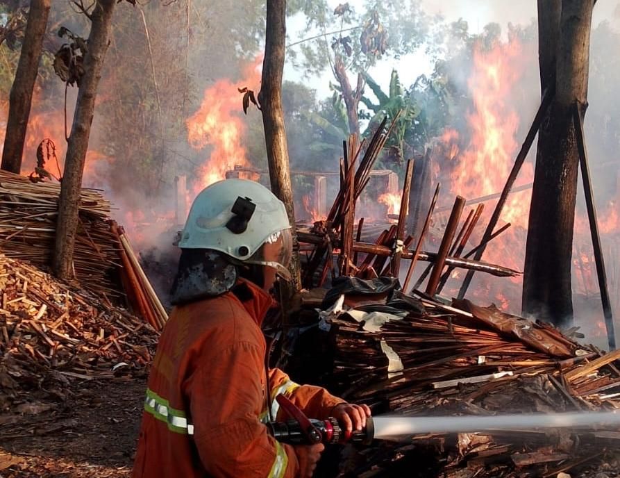Gudang Kayu di Kutorejo Mojokerto Ludes Terbakar, Tiga Unit Damkar Berjibaku Selama Tiga Jam