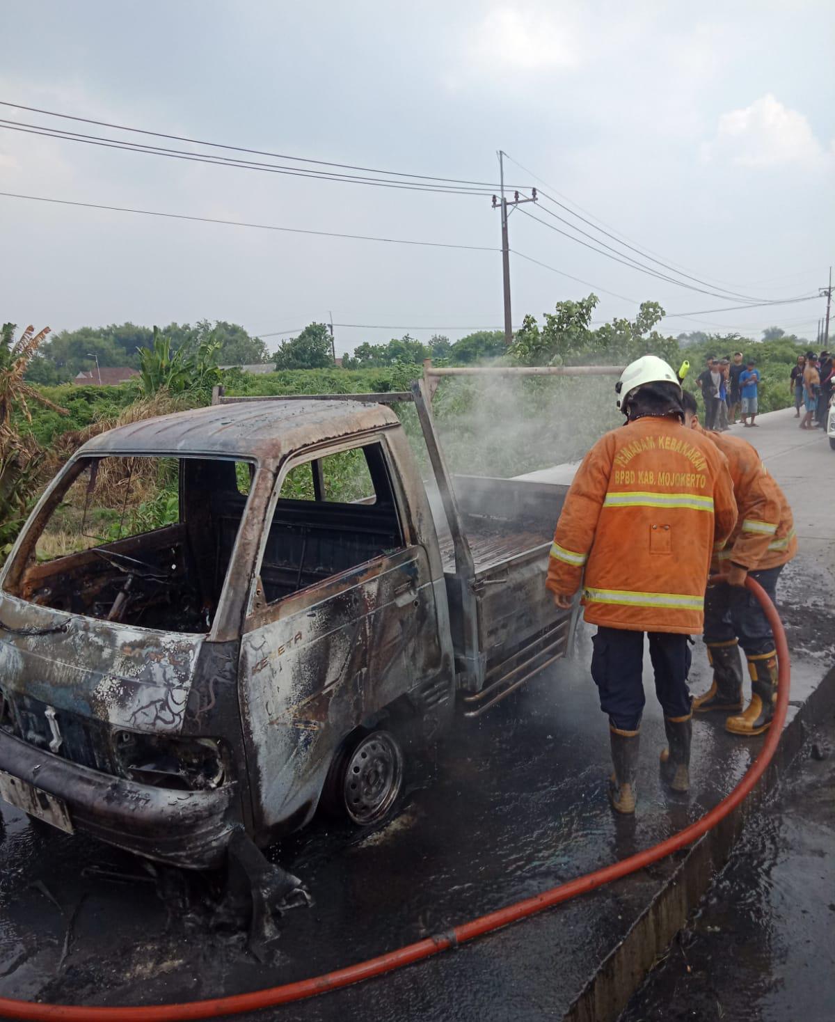 Korsleting Listrik, Mobil Pikap Muat BBM di Mojokerto Terbakar