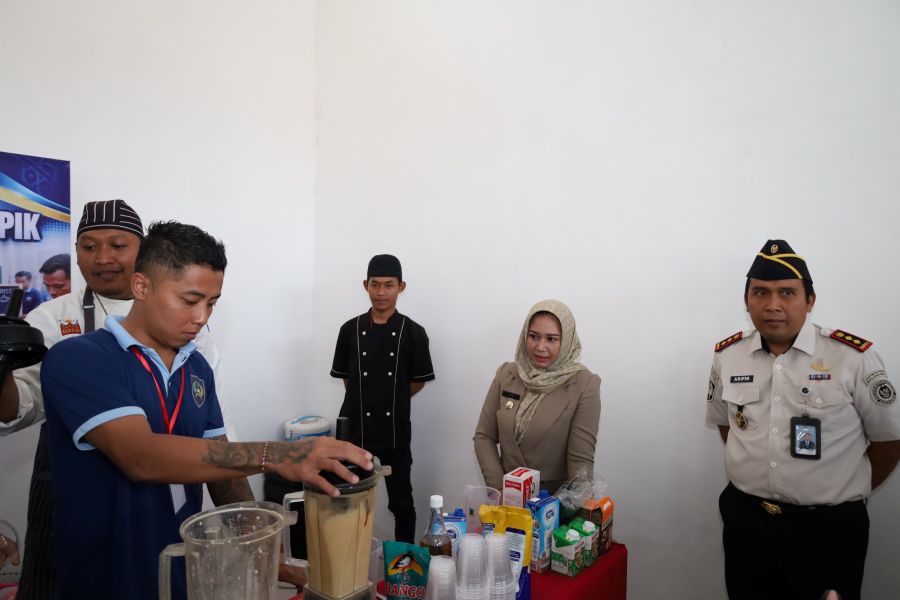 Tak Hanya Minuman, Warga Binaan Lapas Mojokerto Juga Belajar Membuat Keripik