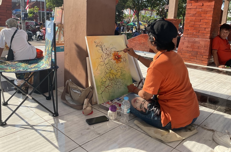 Pelukis Pasar Seni Mojokerto Raya Melukis On The Spot di Alun-Alun Kota Mojokerto