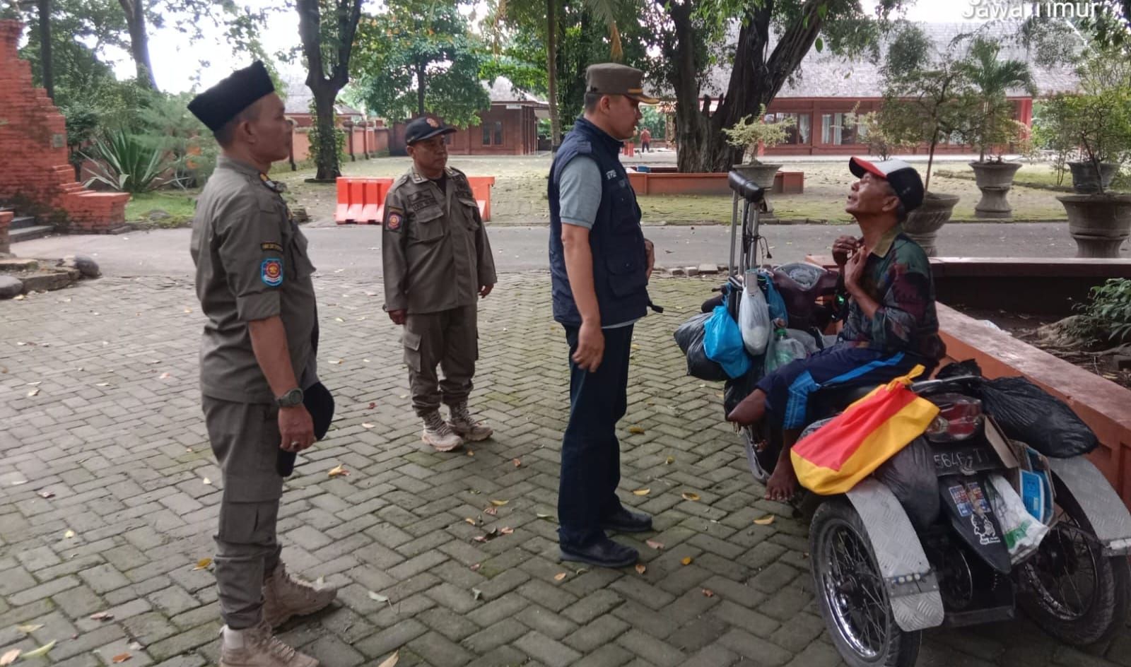 Puluhan PMKS Terjaring Razia Petugas di Area Wisata Religi Trowulan Mojokerto