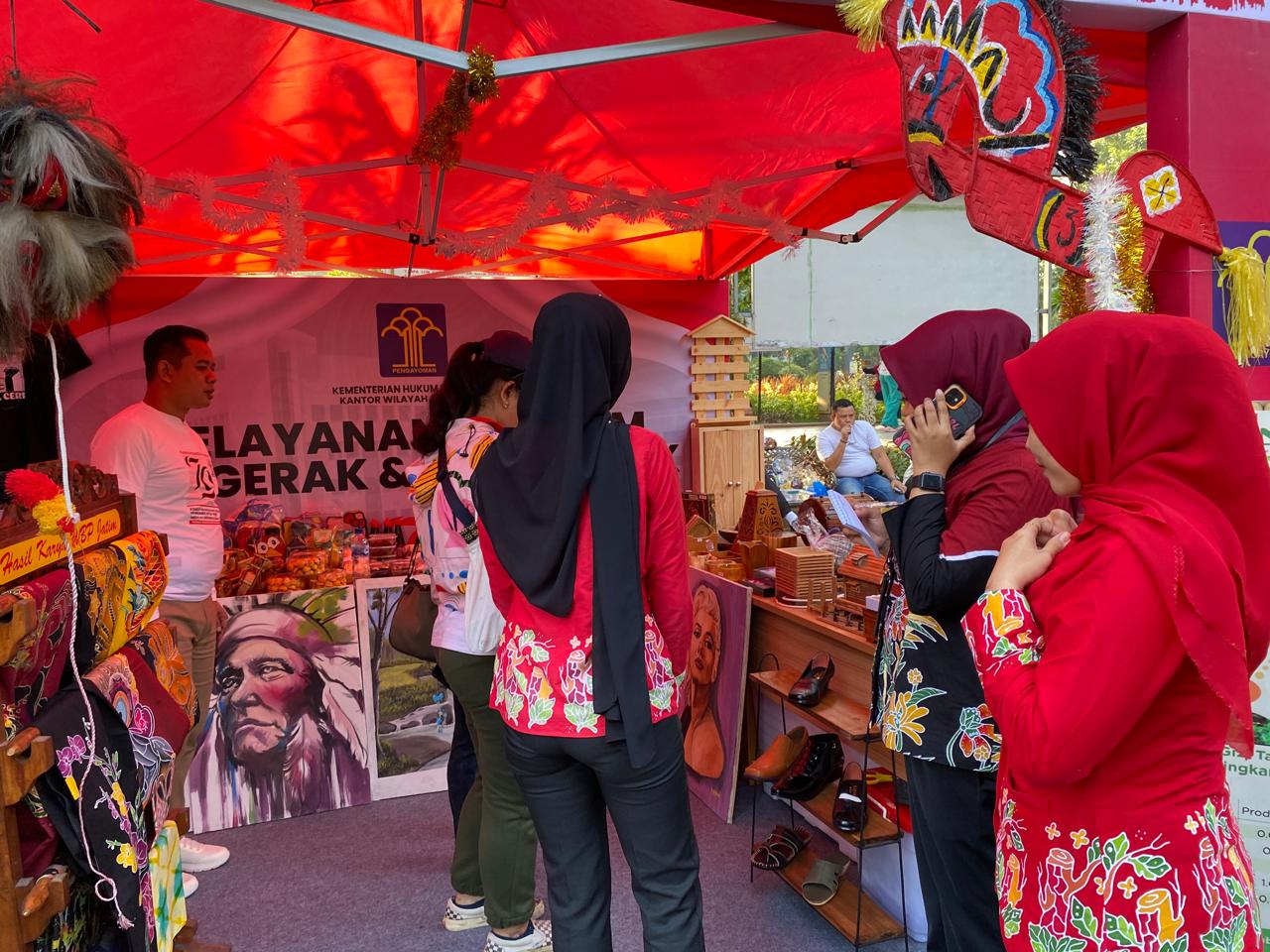 Sepatu dan Tas Karya WBP Lapas Mojokerto Tampil di CFD Kota Surabaya