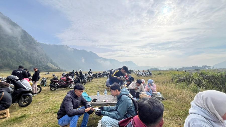 Kisah Unik Menikmati Semangkuk Bakso di Lautan Pasir Bromo