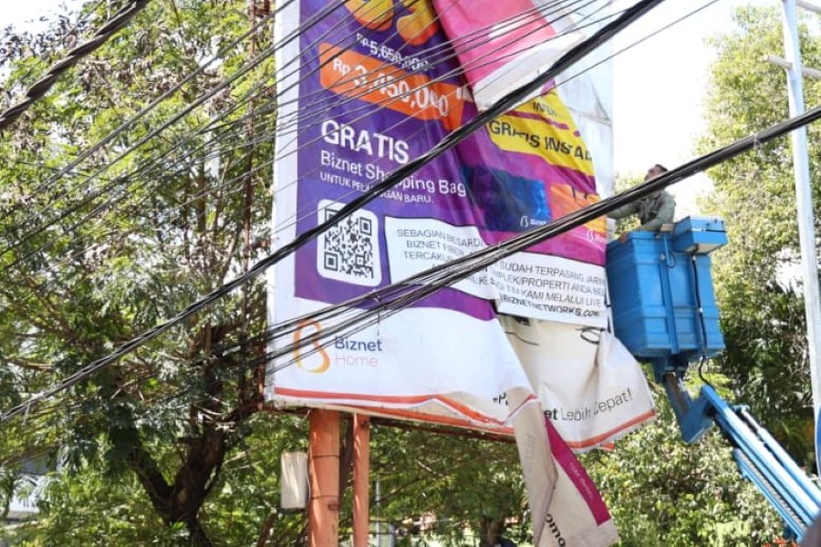 Pemkab Jember Tertibkan Reklame Ilegal di Kawasan Segitiga Emas Kota Jember