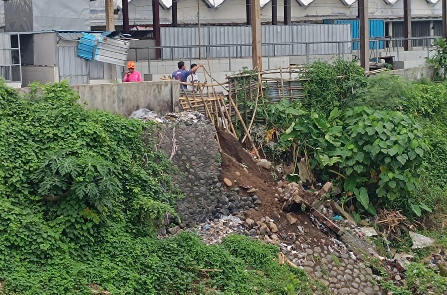 Plengsengan Pasar Manggisan, Tanggul, Jember, Longsor