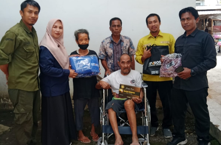 Dinsos Jember Salurkan Bantuan Kursi Roda bagi Warga Karangrejo