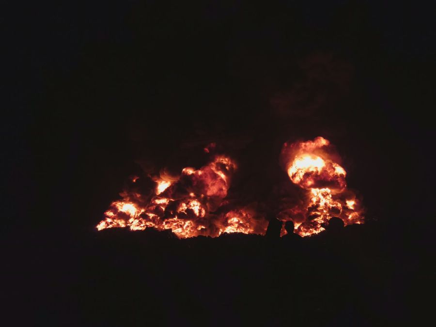 Gudang Ban Bekas di Mojokerto Terbakar, Asap Hitam Pekat Membumbung