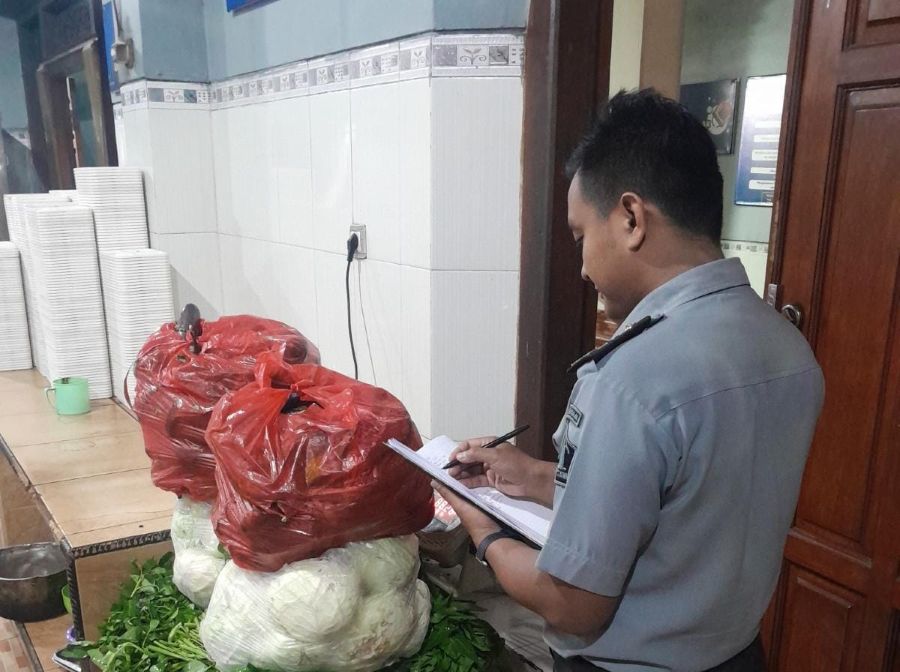Pastikan Makanan Layak, Petugas Dapur Lapas Mojokerto Lakukan Pengawasan Ketat Dalam Pengelolaan Makanan
