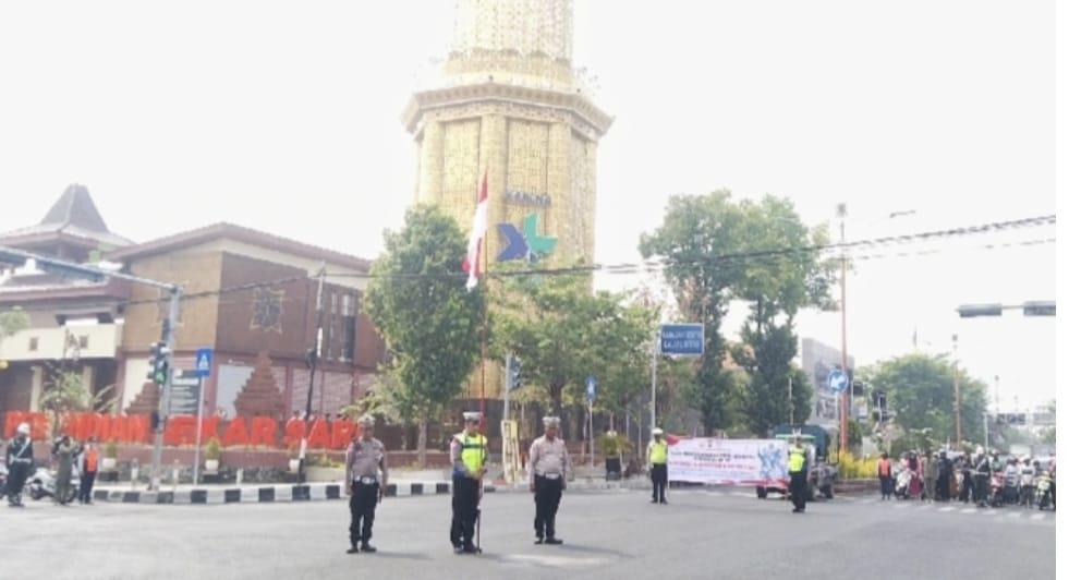 Peringatan Hari Pahlawan, Pengguna Jalan di Kota Mojokerto Mengheningkan Cipta di Jalan