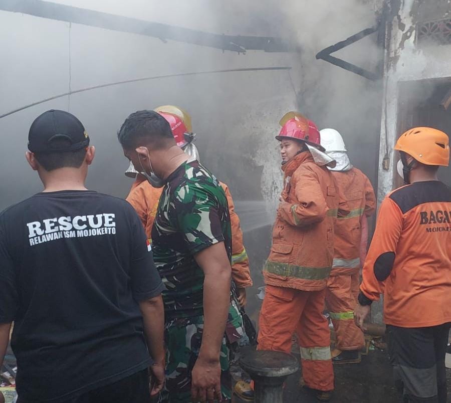 Gudang Barang Bekas Berisi Tumpukkan Kardus di Pasar Dlanggu Mojokerto Terbakar