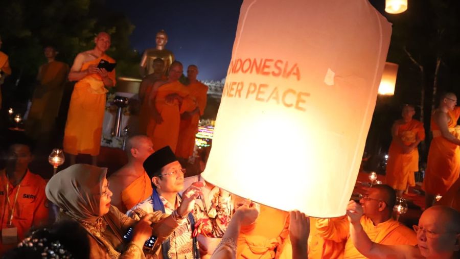 Puncak Hari Raya Waisak, Ribuan Lampion Dilepas ke Atas Langit di Borobudur