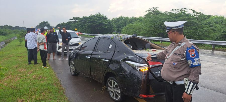 Akibat Selip, Mobil Toyota Alami Kecelakaan Tunggal di Tol Jombang Mojokerto