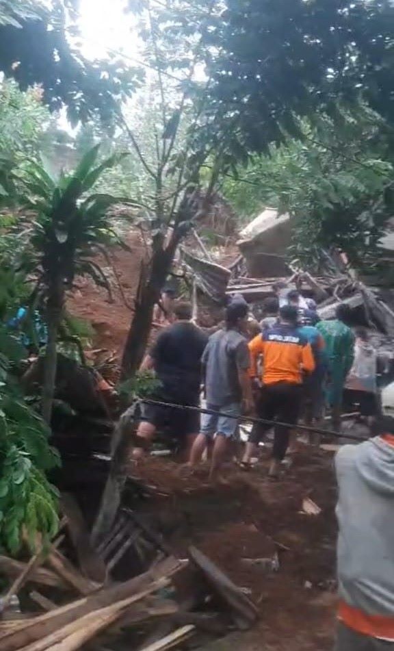  Wonosalam Jombang Longsor, 4 Rumah Tertimbun, Seorang Tewas , 1 Orang Masih Dicari