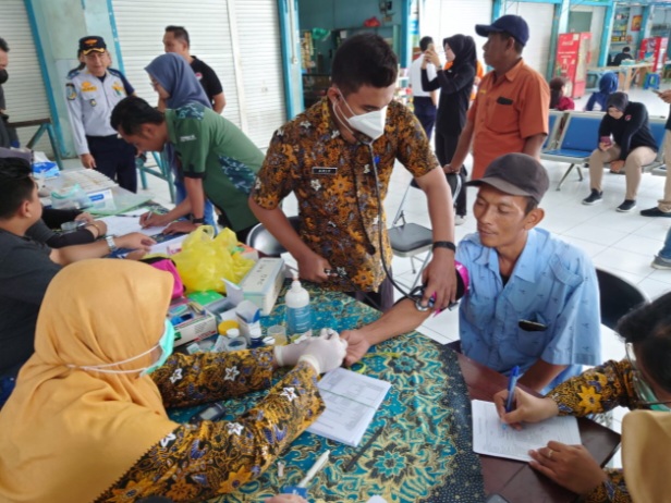 Pemeriksaan Bus di Terminal Kertajaya Mojokerto, Tes Urine dan Cek Kendaraan untuk Mudik Lebaran 2024