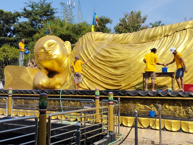 Jelang Waisak, Patung Buddha Tidur Terbesar di Indonesia Dimandikan