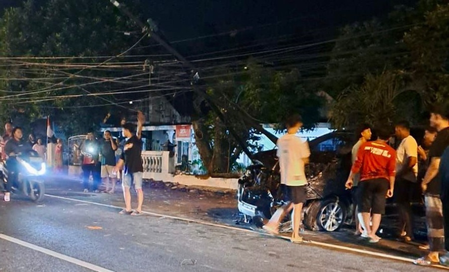 Brakk!!! Mobil Innova Tabrak Tiang Listrik di Jalan Pohkecik Mojokerto