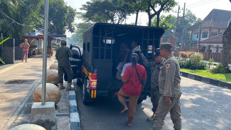 Tiga PMKS Terjaring Razia Satpol PP di Simpang Empat RA Basoeni Mojokerto