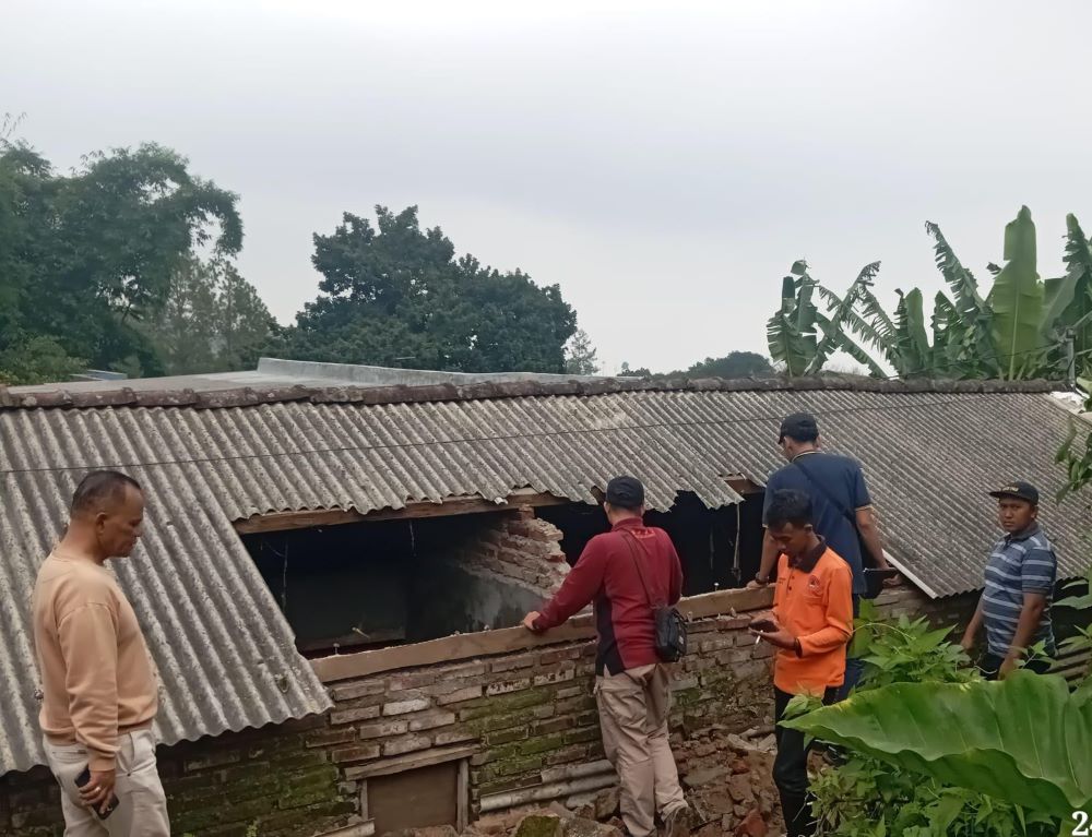 Tembok Rumah Kosong di Pacet Roboh, Tiga Orang Luka-Luka