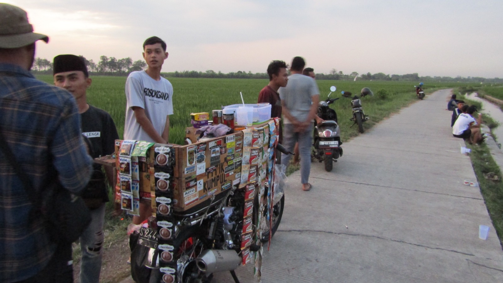 Titik Kumpul Kopi,  Suasana Unik Ngopi di Tengah Sawah Mojokerto