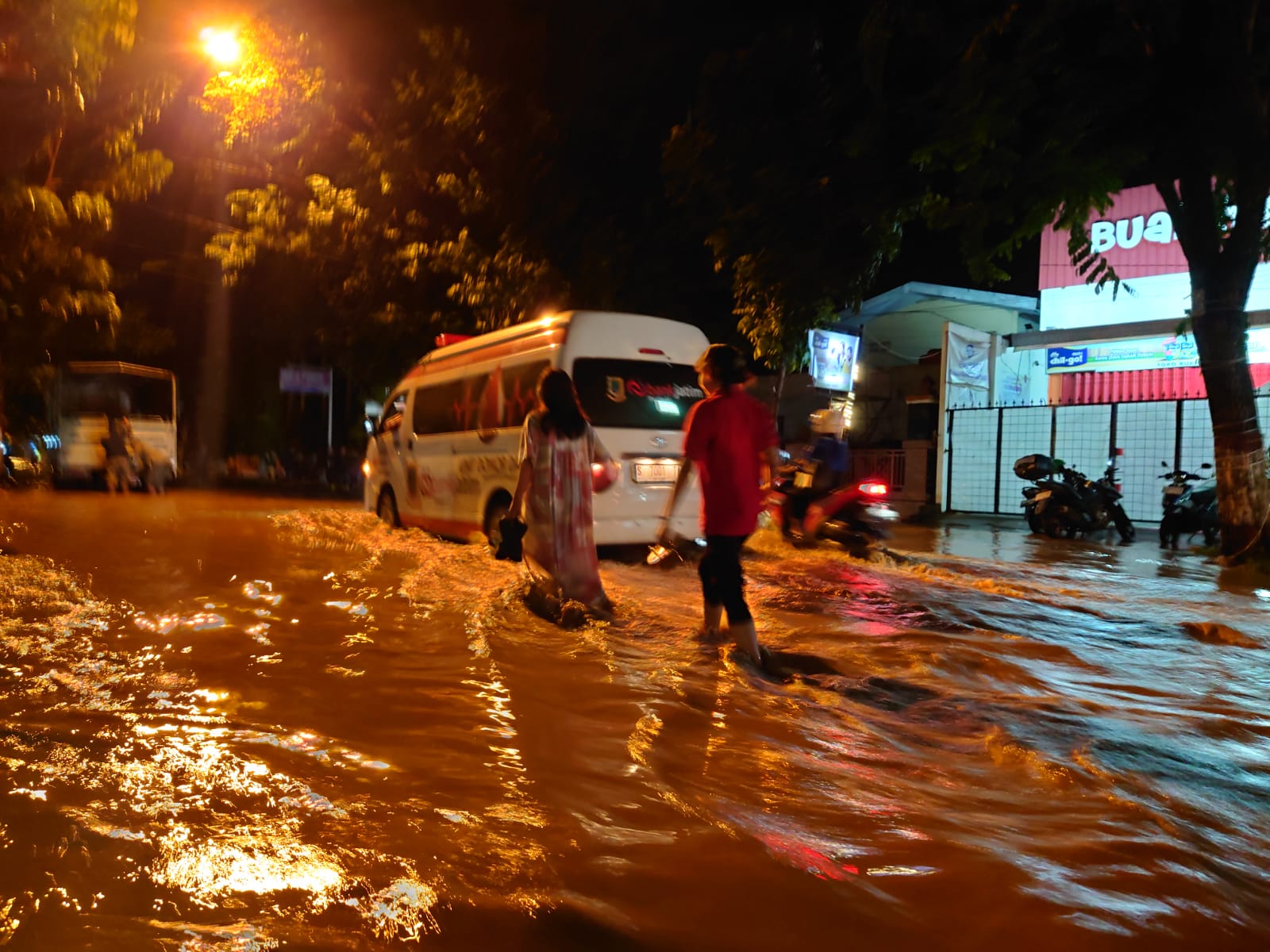 Akibat Tanggul Jebol, Rumah di Sooko Terendam Banjir Hingga Meluas ke Kota Mojokerto