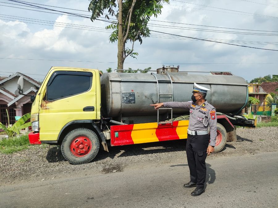 Pemotor Asal Madiun Tewas Usai Bertabrakan dengan Truk Tangki Air di Mojokerto