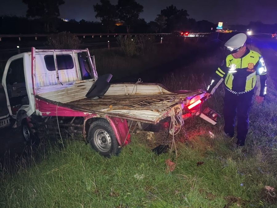 Ban Pecah di Tol Jomo, Pikap Pengangkut Daging Ayam Terguling dan Muatan Berserakan