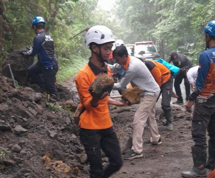 Longsor Kembali Terjadi di Jalur Mojokerto - Batu via Cangar